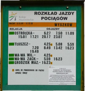 Zdjęcie tablicy stacyjnej z nowym rozkładem jazdy na rok 2010. fot. Sebastian Gomółka, 7.12.2009