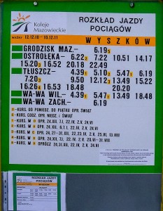 Zdjęcie tablicy stacyjnej z nowym rozkładem jazdy na rok 2011. fot. Sebastian Gomółka, 4.12.2010