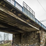 Stary wiadukt nad linią kolejową w Wyszkowie. Widoczne zwęglenia elewacji to pozostałości po epoce parowozów.