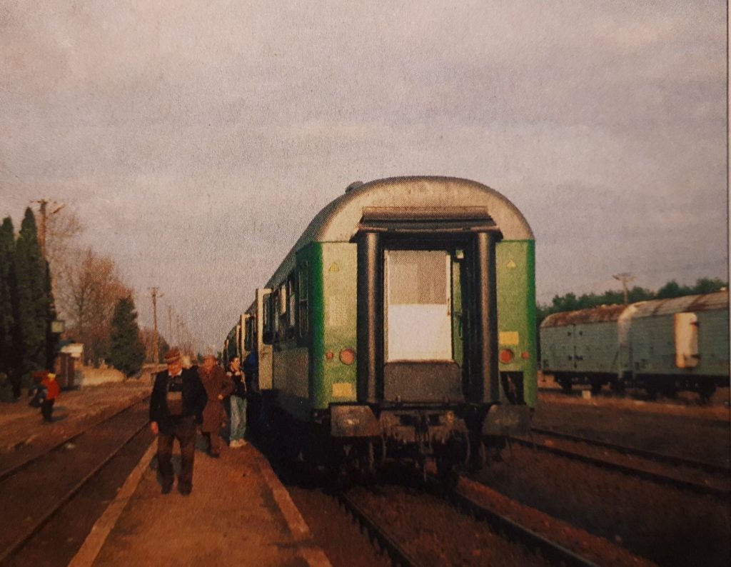 2.04.2000 r. Ostatni pociąg relacji Ostrołęka - Łapy, fot. Jakub Majewski