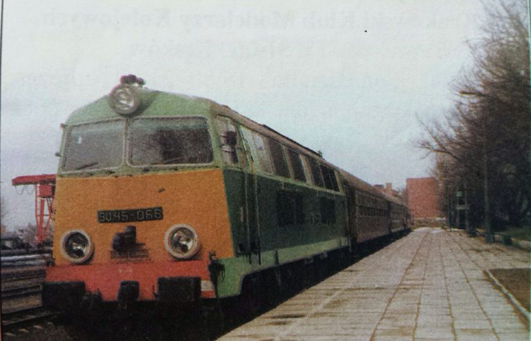 Pociąg osobowy na stacji Łomża przed odjazdem do Śniadowa. fot. Dariusz Dąbrowski, 31.05.1993 r,