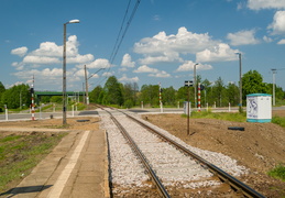 Peron i przejazd kolejowy w Lucynowie
