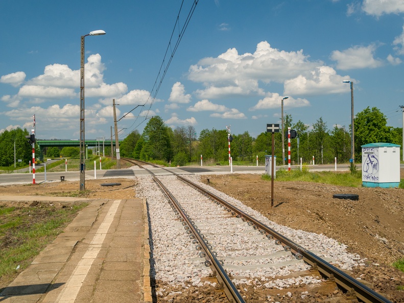 Peron i przejazd kolejowy w Lucynowie