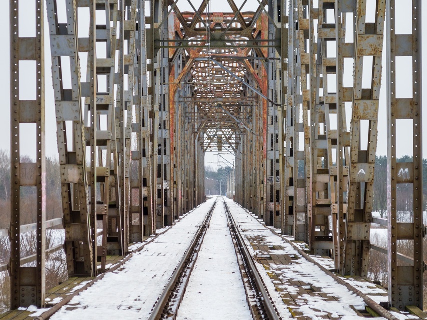 Most kolejowy zimą
