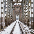 Most kolejowy zimą