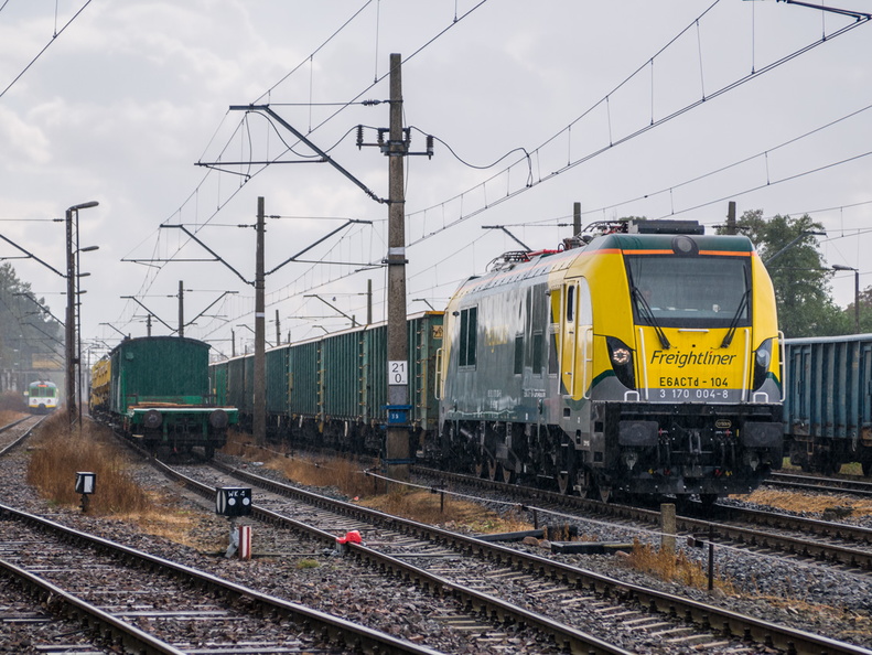 E6ACTd-104 (2737 visits, rating score 4.75) Lokomotywa Newag Dragon przewoźnika Freightliner manewruje z użyciem dodatkowego silnika spalinowe... E6ACTd-104