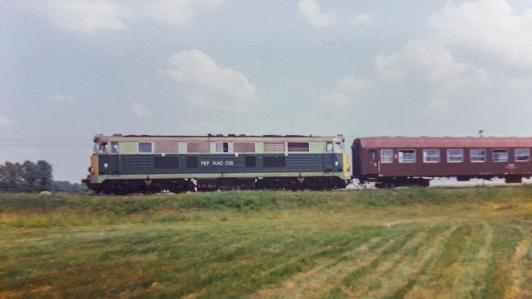 Pociągi osobowe pod Łomżą na fotografii z 1992 roku