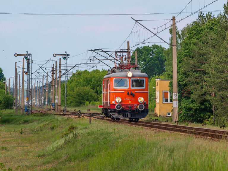 Debiut zabytkowej EP05-23 PKP Intercity na linii Tłuszcz — Ostrołęka